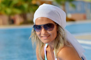 genç kadın sıcak yaz gününde havuzda dinlendirici