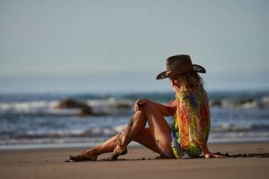 genç kadın yaz günü sahilde rahatlatıcı