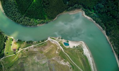 Romanya 'nın Dobrogea kentinde yazın Tuna Nehri kıyısının havadan manzarası