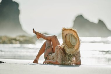 genç kadın yaz günü sahilde rahatlatıcı