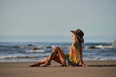 genç kadın yaz günü sahilde rahatlatıcı