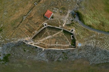 Enisala kale Dobruja Romanya. Razelm Gölü Tulcea - havadan görünümü üzerinde ortaçağ kalesi kalıntıları