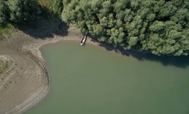 Romanya 'nın Dobrogea kentinde yazın Tuna Nehri kıyısının havadan manzarası