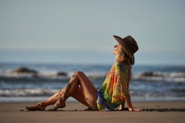 genç kadın yaz günü sahilde rahatlatıcı