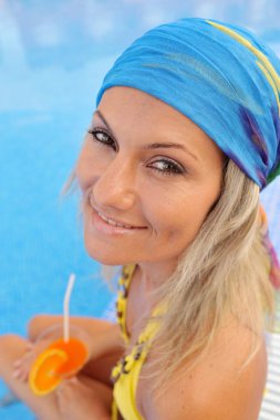 genç kadın sıcak yaz gününde havuzda dinlendirici