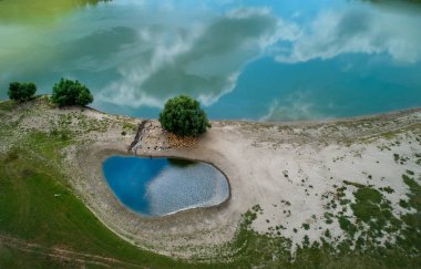 Romanya 'nın Dobrogea kentinde yazın Tuna Nehri kıyısının havadan manzarası
