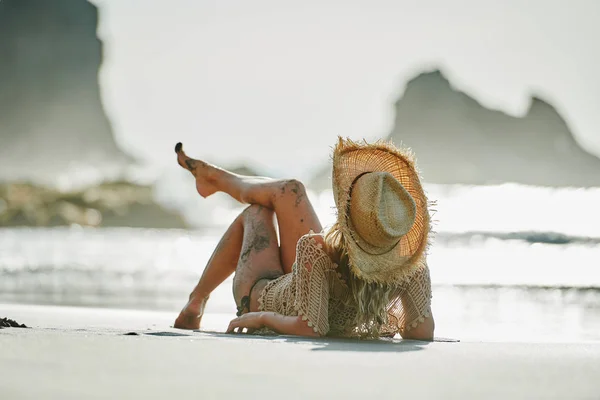 Jovem Mulher Relaxante Praia Dia Verão — Fotografia de Stock