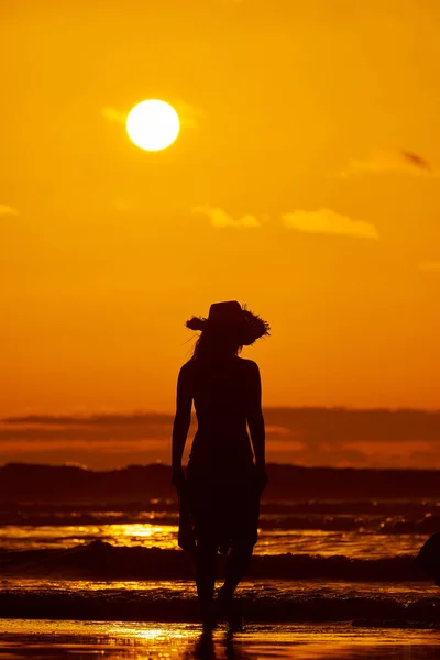 Jeune Femme Silhouette Sur Plage Été Lumière Coucher Soleil — Photo