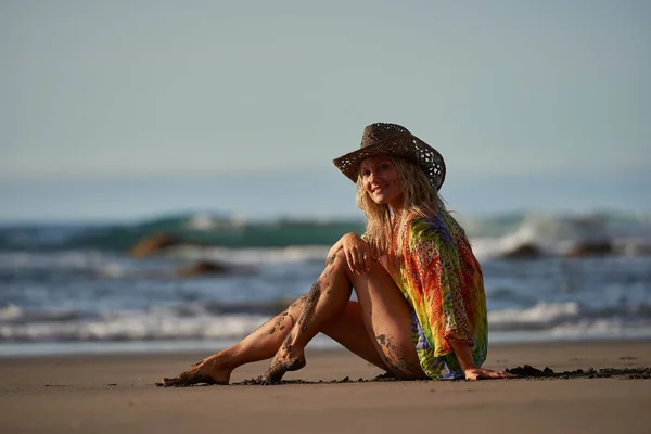 夏の日のビーチでリラックスした若い女性 — ストック写真