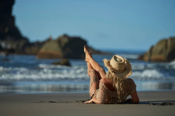 Mujer Joven Relajándose Playa Día Verano —  Fotos de Stock