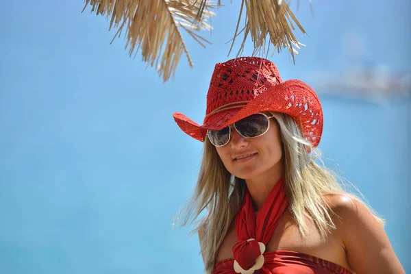 Jovem Mulher Praia Verão Dia Ensolarado — Fotografia de Stock