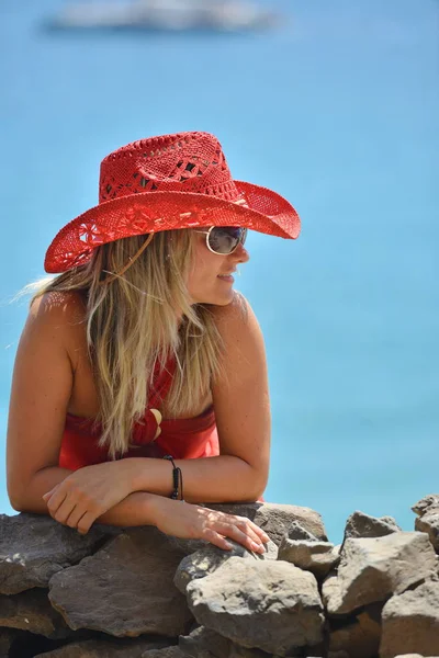 Jeune Femme Sur Plage Été Journée Ensoleillée — Photo