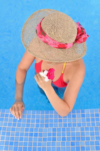 Jeune Femme Détendre Piscine Par Une Chaude Journée Été — Photo