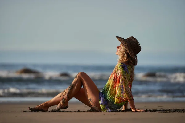 Młoda Kobieta Relaks Plaży Letni Dzień — Zdjęcie stockowe