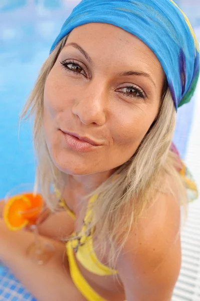 Young Woman Relaxing Pool Warm Summer Day — Stock Photo, Image