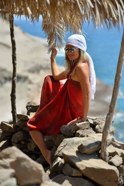 夏の晴れた日のビーチで若い女性 — ストック写真