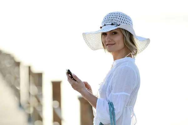 Jovem Mulher Férias Verão Usando Celular — Fotografia de Stock