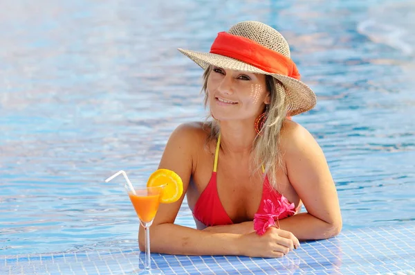 Mladá Žena Relaxaci Bazénu Teplý Letní Den — Stock fotografie