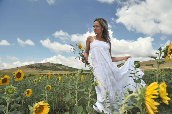 Ung Kvinna Blommande Solros Fält Sommar — Stockfoto