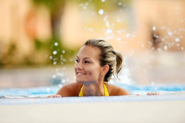 Young Woman Swimming Pool Warm Summer Day — Stock Photo, Image