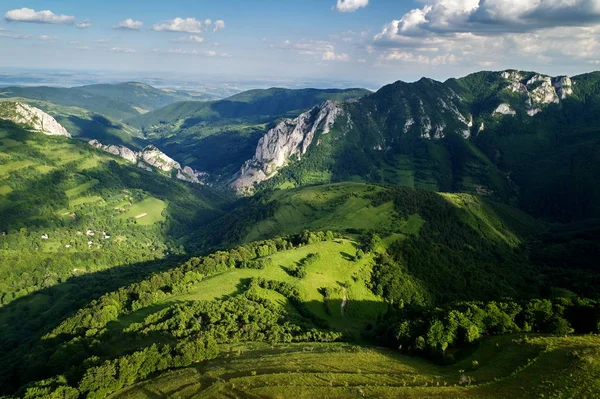 Wunderschöne Berglandschaft Mit Freah Grüner Vegetation Dumesti Alba County Rumänien — Stockfoto