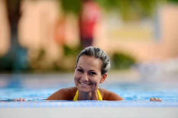 Junge Frau Schwimmt Warmen Sommertagen Pool — Stockfoto