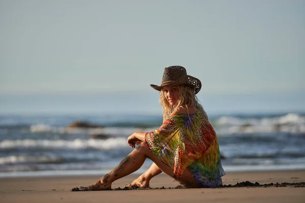 Mujer Joven Relajándose Playa Día Verano —  Fotos de Stock