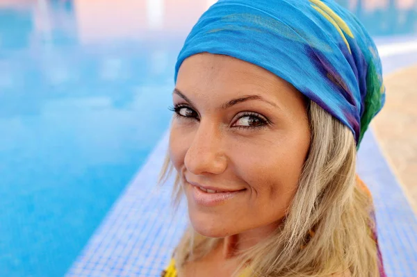 Jovem Mulher Relaxante Piscina Dia Quente Verão — Fotografia de Stock