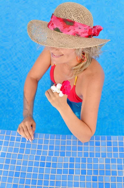 Jovem Mulher Relaxante Piscina Dia Quente Verão — Fotografia de Stock