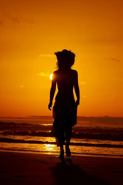 Silueta Mujer Joven Playa Verano Luz Del Atardecer —  Fotos de Stock