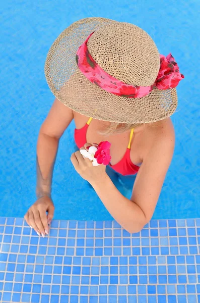 Mladá Žena Relaxaci Bazénu Teplý Letní Den — Stock fotografie