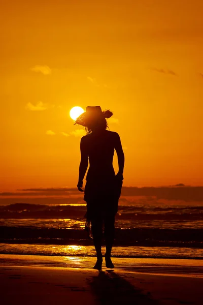 Jonge Vrouw Silhouet Het Strand Zomer Zonsondergang Licht — Stockfoto