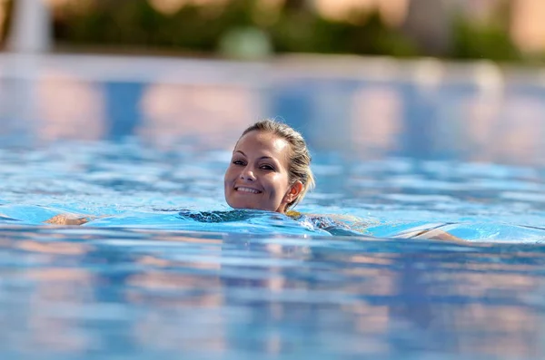 Young Woman Swimming Pool Warm Summer Day — Stock Photo, Image