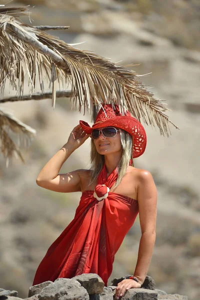 Mujer Joven Playa Verano Día Soleado —  Fotos de Stock