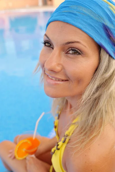 Jovem Mulher Relaxante Piscina Dia Quente Verão — Fotografia de Stock