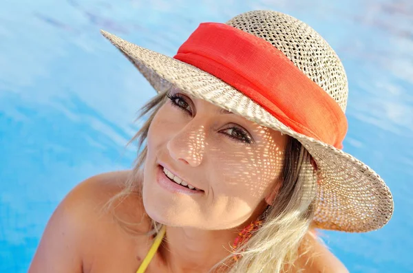 Genç Kadın Rahatlatıcı Yaz Aylarında Havuz — Stok fotoğraf