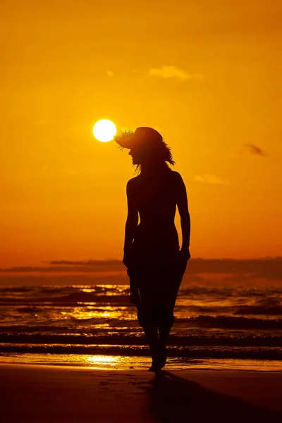 Silueta Mujer Joven Playa Verano Luz Del Atardecer — Foto de Stock