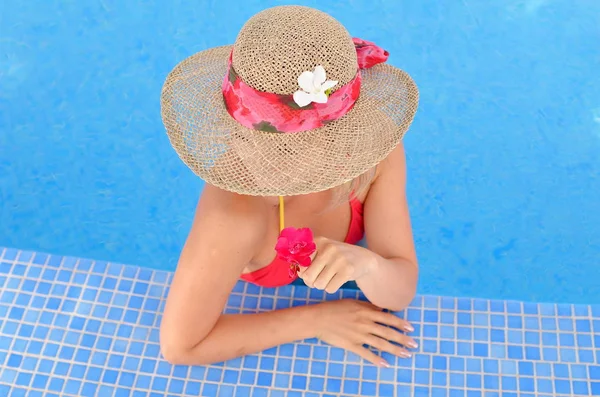 Young Woman Relaxing Pool Warm Summer Day — Stock Photo, Image