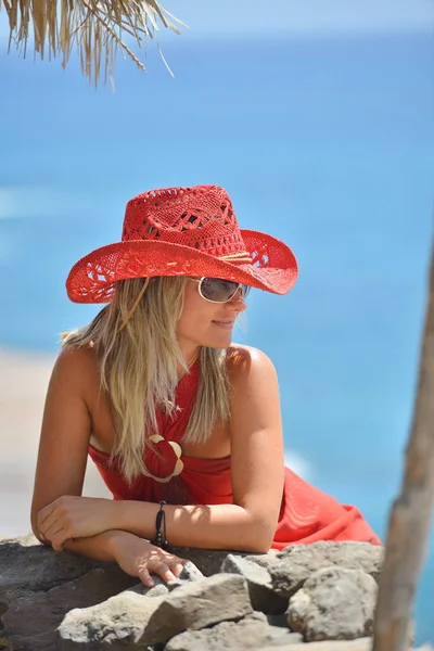 Mujer Joven Playa Verano Día Soleado —  Fotos de Stock