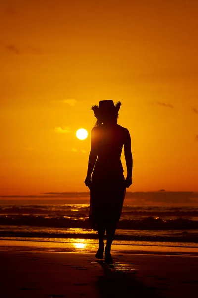 Jeune Femme Silhouette Sur Plage Été Lumière Coucher Soleil — Photo