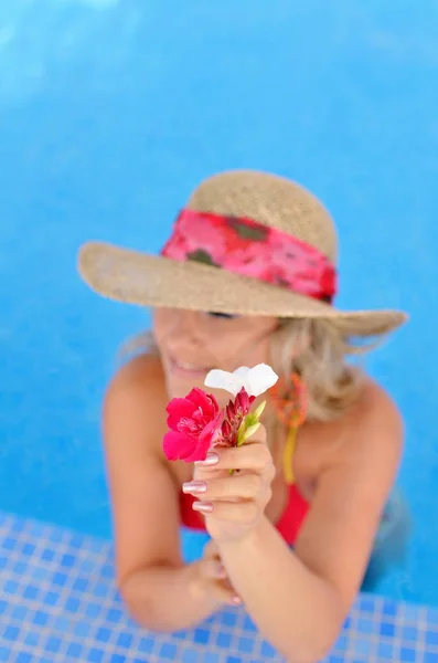 Jonge Vrouw Ontspannen Bij Het Zwembad Een Warme Zomerdag — Stockfoto