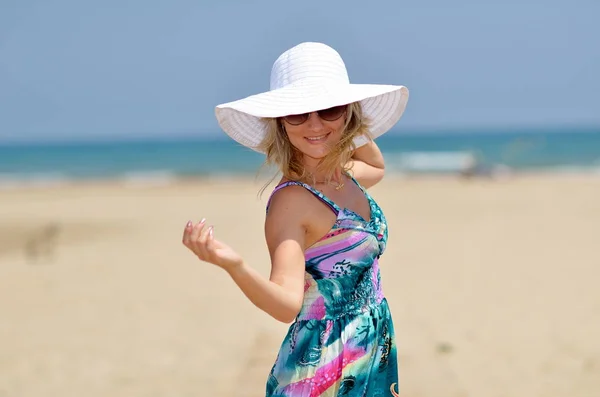 Junge Schöne Frau Entspannt Sich Einem Warmen Sommertag Strand — Stockfoto