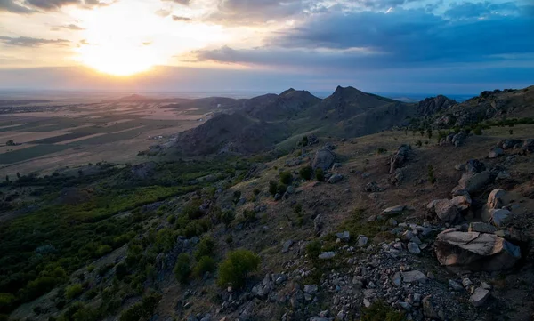 Mooi Landschap Met Groene Vegetatie Rotsen Een Blauwe Zonsondergang Hemel — Stockfoto