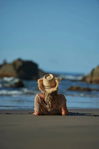 Jovem Mulher Relaxante Praia Dia Verão — Fotografia de Stock