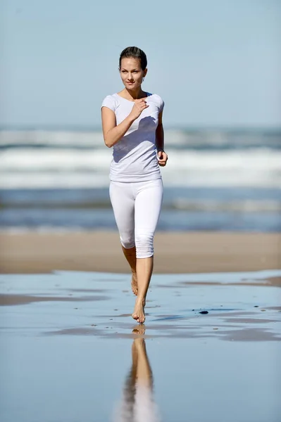Jovem Mulher Correndo Praia Verão Dia Ensolarado — Fotografia de Stock
