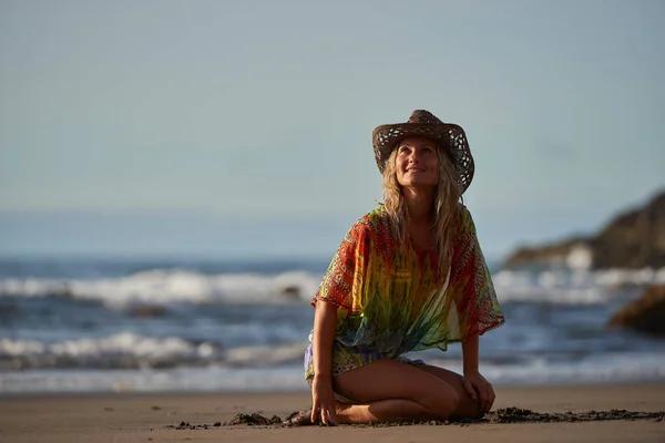 Mujer Joven Relajándose Playa Día Verano —  Fotos de Stock