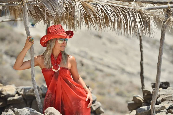 Junge Frau Strand Einem Sonnigen Sommertag — Stockfoto