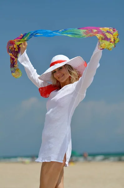 Young Beautiful Woman Relaxing Beach Warm Summer Day — Stock Photo, Image