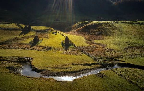 秋の朝 Fundatura Ponorului ルーマニア 空撮で山の風景 — ストック写真