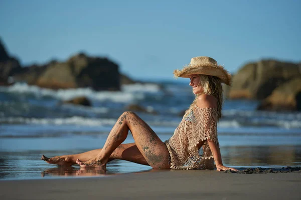 Mujer Joven Relajándose Playa Día Verano —  Fotos de Stock